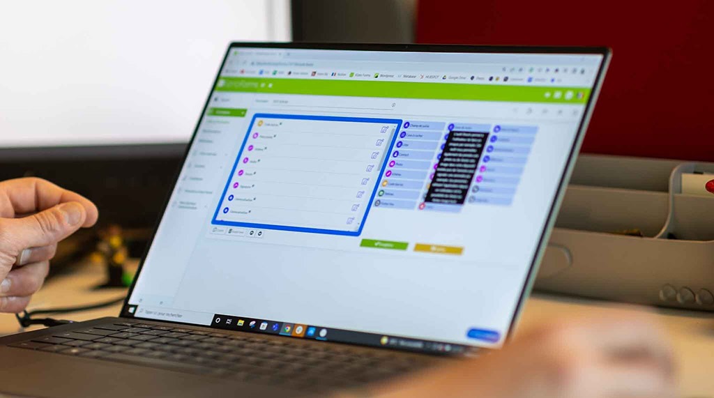  /></p>
<p>De esta forma, facilitas mucho el trabajo de los técnicos, ya que <b>evita problemas</b> como anotar la información errónea, olvidar datos importantes o descuidos durante una intervención. Además de que, al digitalizar la gestión del mantenimiento de tu empresa, obtendrás una optimización de las operaciones industriales.</p>
<blockquote><p><strong>Te puede interesar: </strong><a href=