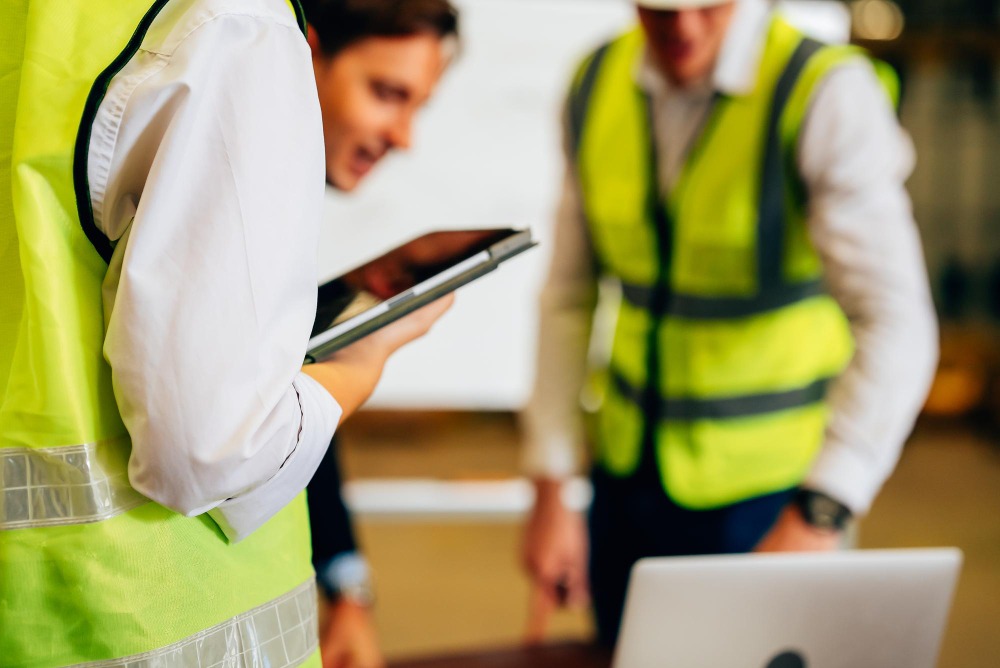 Asegura el cumplimiento del plan de Seguridad y Salud en el Trabajo