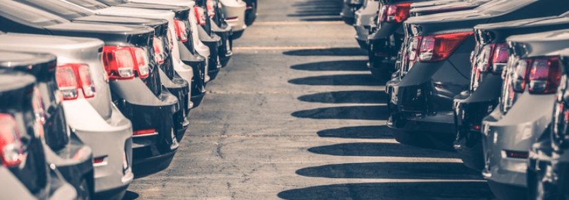 Voitures sur un parking.