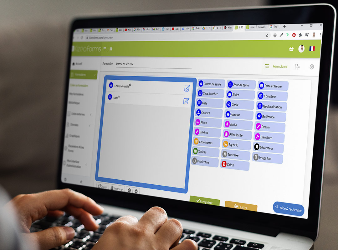 Un ordinateur avec la plateforme web de Kizeo Forms