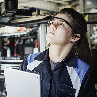 Clara technicienne de maintenance