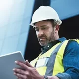 Homme travaillant dans le gnie civil avec une tablette  la main