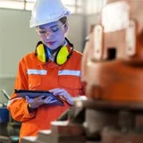 Maintenance corrective ralise par une femme grce  sa tablette