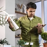 Homme dans son bureau dtude travaillant dans la prvention dconomie dnergie