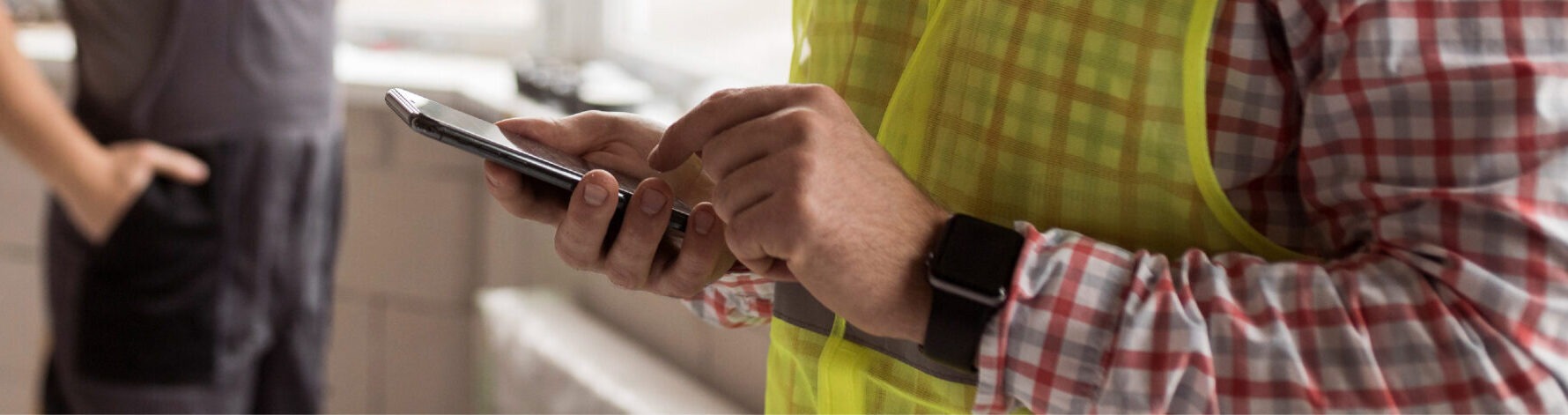 Un matre douvrage qui remplit un PV de rception de travaux sur mobile