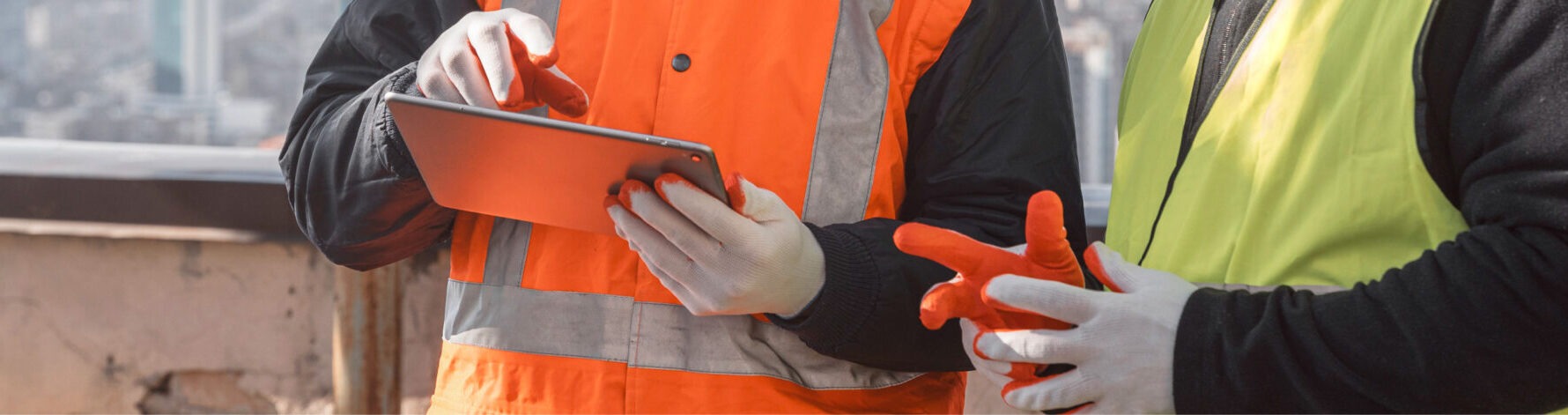 2 hommes ralisant un PV de rception de travaux sur tablette sur un chantier