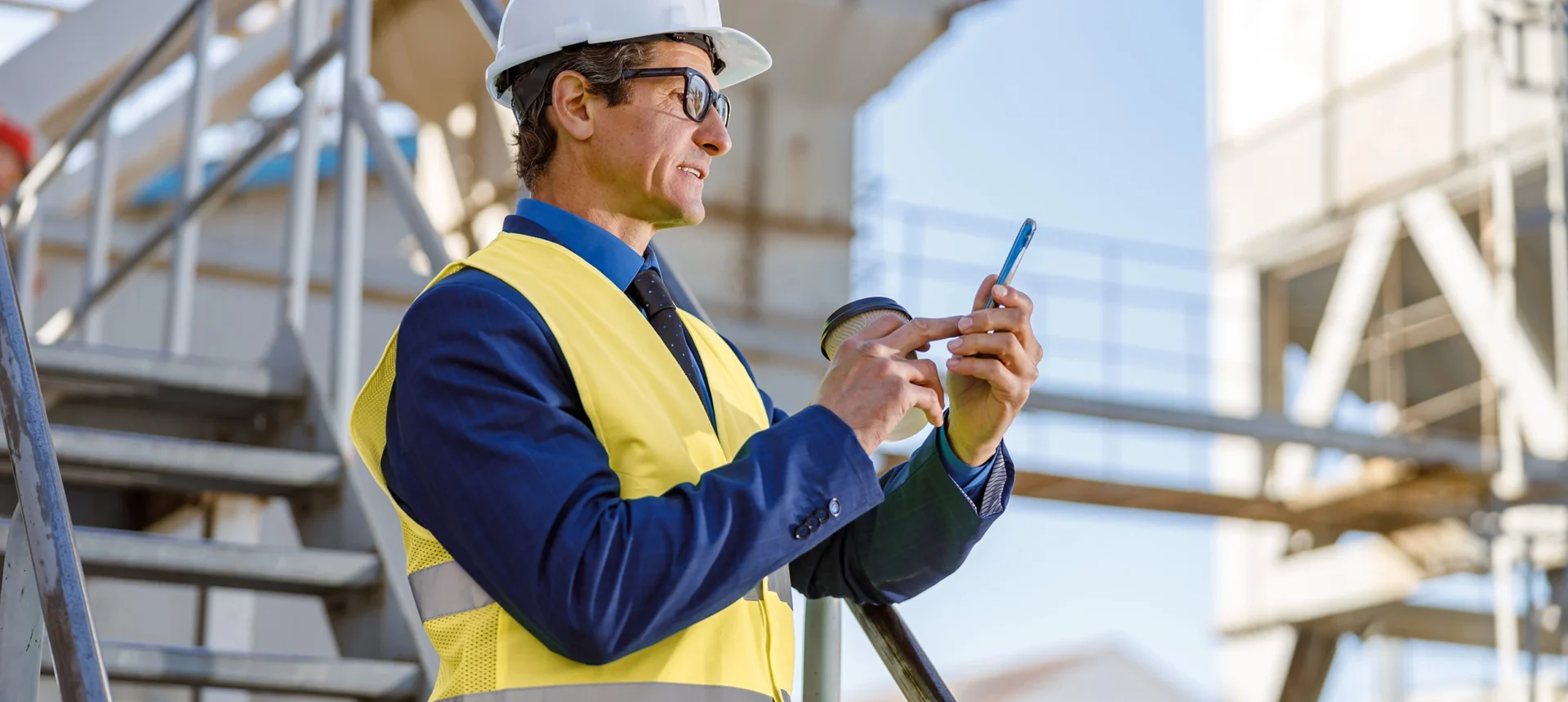 Couverture du tmoignage de Righini la porte intrieure franaise avec un responsable qhse utilisant le logiciel responsable qhse kizeo forms sur smartphone