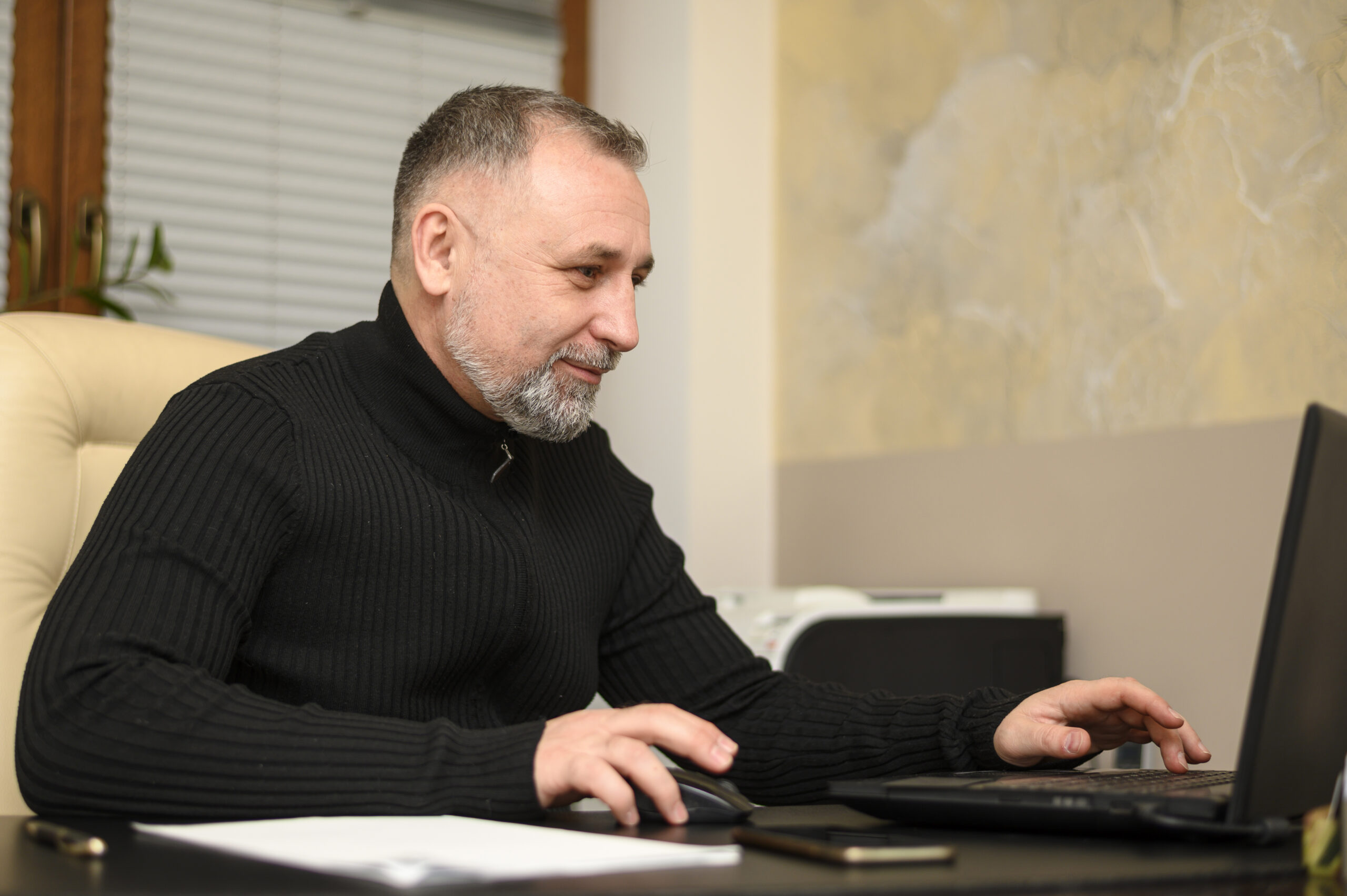 Un homme devant un ordinateur