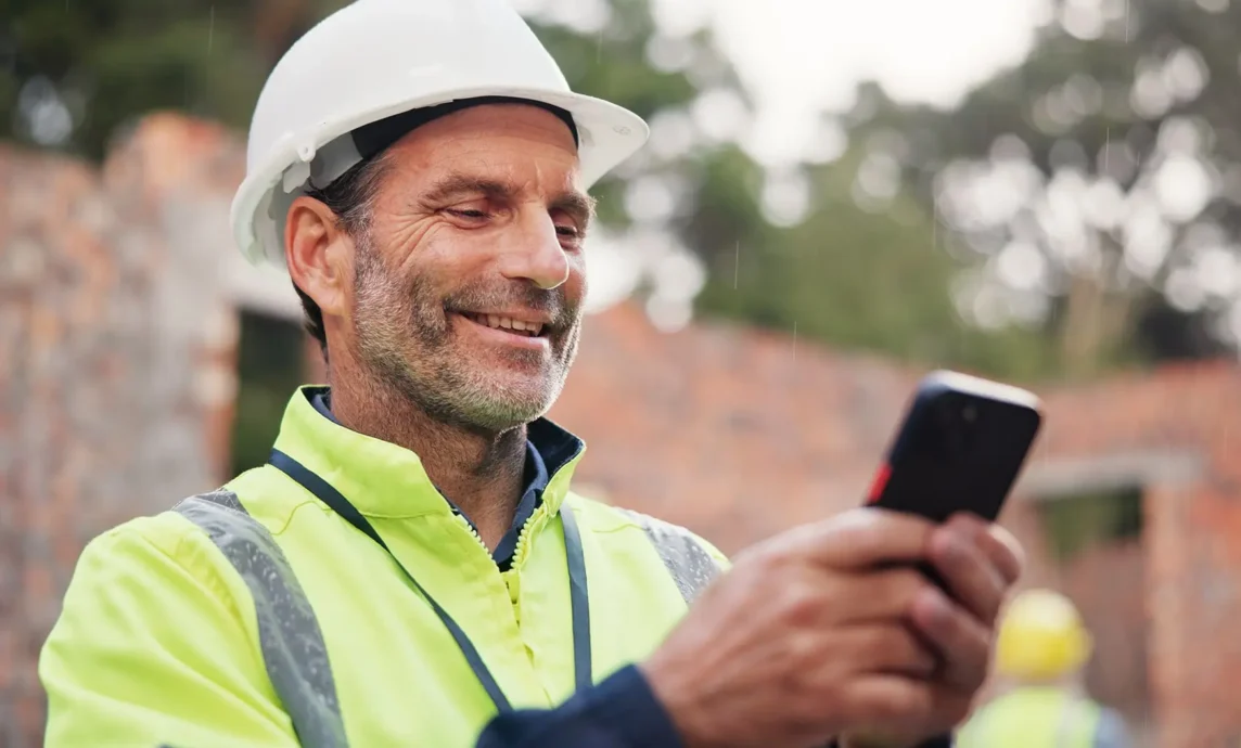 Technicien chantier de lentreprise CV Scurit remplissant sur son smartphone son compterendu dactivit